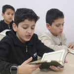 عم نزرع بقلوب أطفالنا حب القرآن، حرف بحرف وآية بآية  جمعية فلوكا مستمرة بحلقات تحفيظ القرآن الكريم وتعليم الرشيدي للأيتام المكفولين لديها في محافظة اللاذقية، لنرافقهم برحلة التعلّم ونساعدهم يتقنوا قراءة كتاب الله من صغرهم.