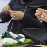 في جمعية فلوكا – مكتب المرأة، تتشكل خيوط الكروشيه بين الأيدي بحب